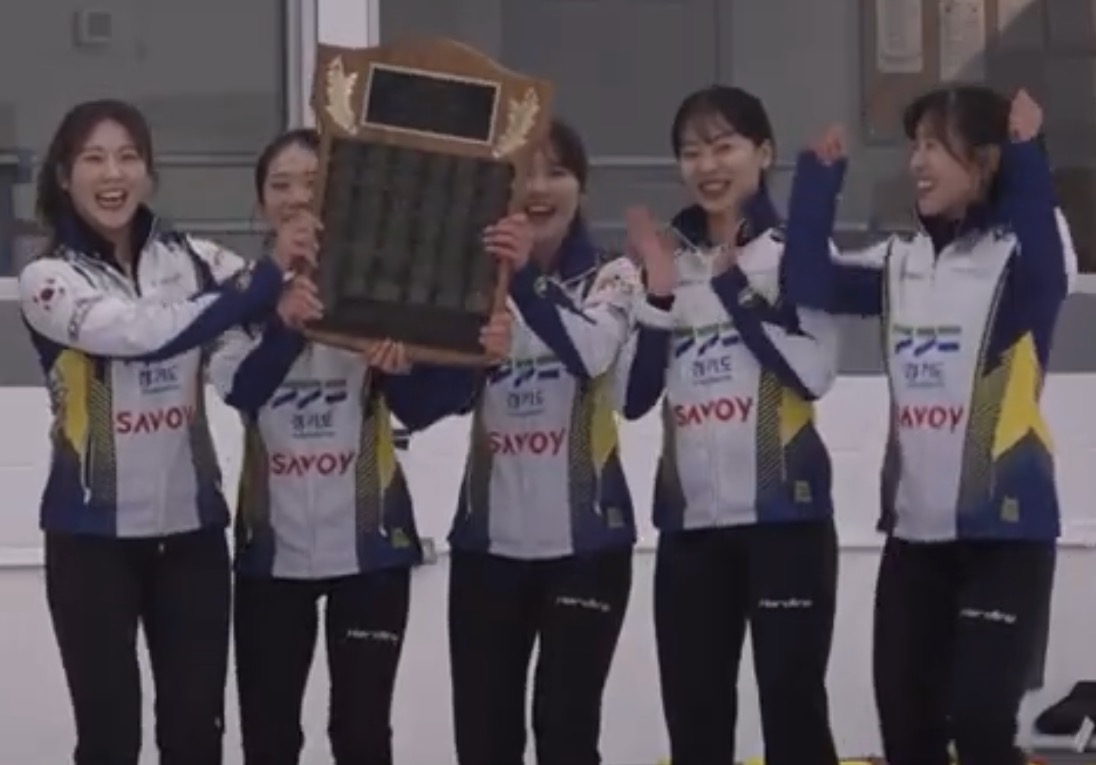 Team Gim holding the championship plaque